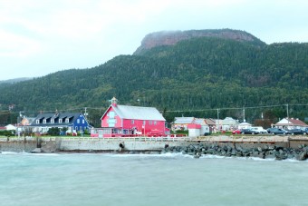 Le Homard Rouge depuis la mer - Percé