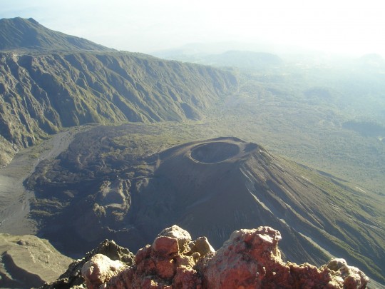 Le cône de cendres de la caldeira vu depuis le sommet du Mont Meru